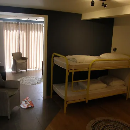 Appartement Met Zonnige Tuin *